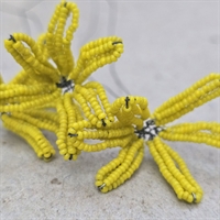 gul-seksbladet-perleblomst-gammel-french-beaded-flower